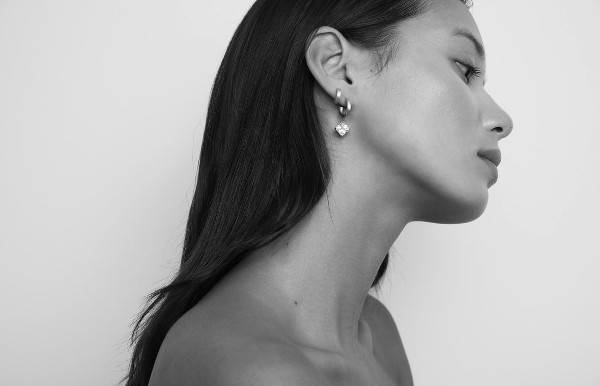 15 Tiny Squared Hoop (rhodium)