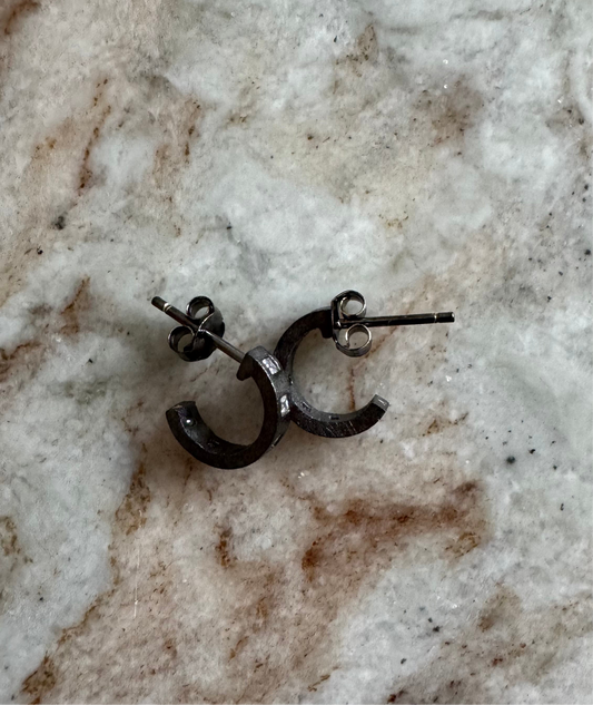 09 Tiny Hoop, Embellished (black rhodium)