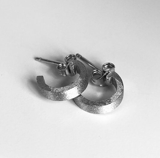 15 Tiny Squared Hoop (rhodium)
